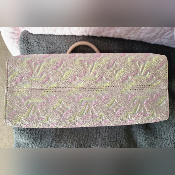Louis Vuitton Onthego PM Stardust Pink – Empreinte Leather - Picture 3 of 7